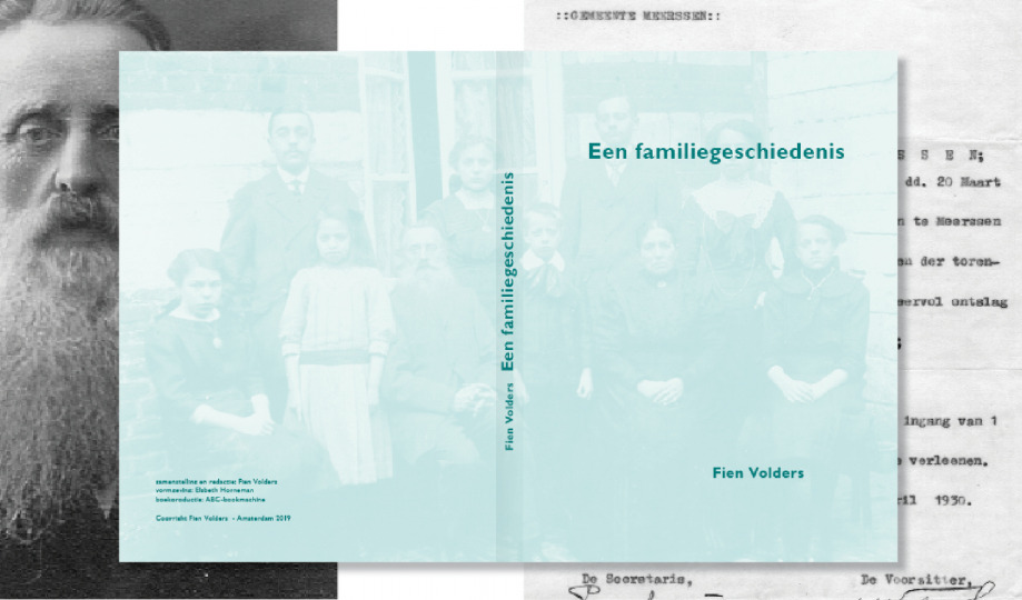 bijzonder boek familiegeschiedenis - omslag op voorgrond, uitsnede van dubbele pagina op achtergrond