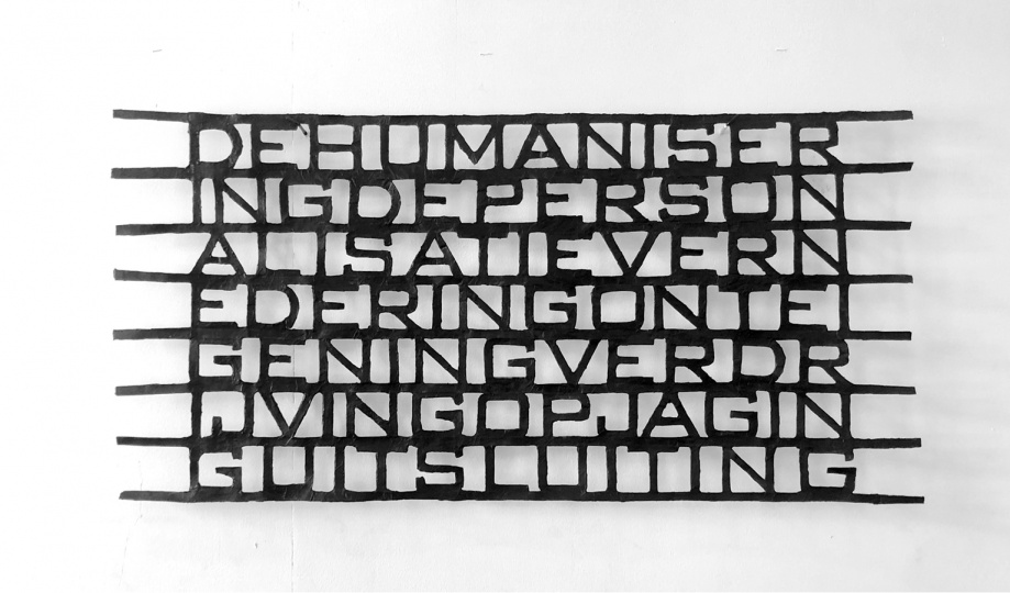 SAMEN-ZITTEN - dehumaniser-ing, papier maché, inkt, hars 100x50 cm